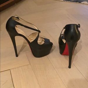 Christian Louboutin Black daffodile pump